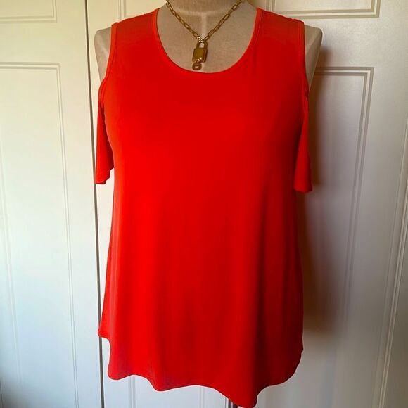 Cold Shoulder flowy top. - Picture 1 of 9
